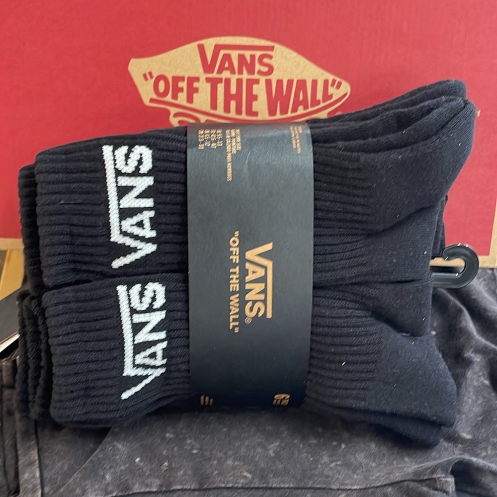 Vans Socks 6 pairs set CREW VANS.
"OFF THE WALL" Black/White
NWT